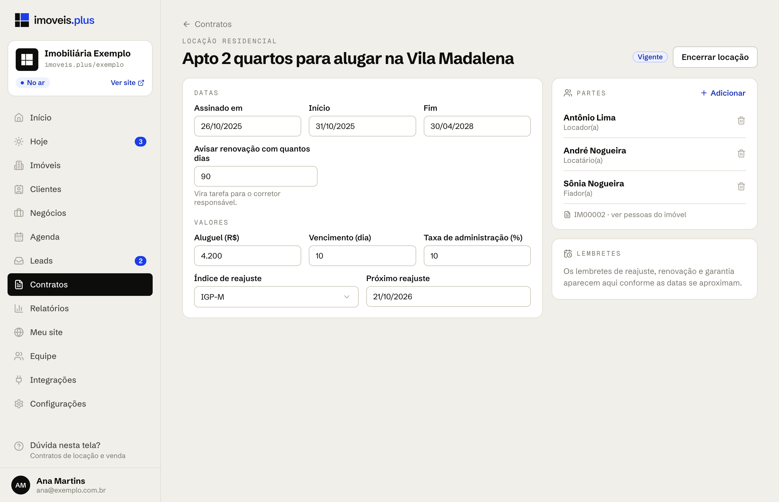 Tela de um contrato de locação vigente: datas e valores à esquerda, com o índice e a data do próximo reajuste; os quadros Partes e Lembretes à direita; a situação e o botão Encerrar locação no topo