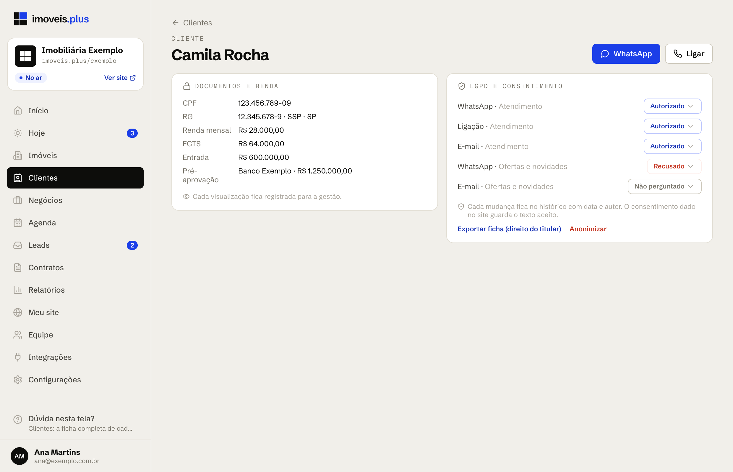 Ficha do cliente com Documentos e renda revelados, o aviso de que cada visualização fica registrada, e o bloco LGPD e consentimento com o que a pessoa autorizou em cada canal e os links Exportar ficha e Anonimizar