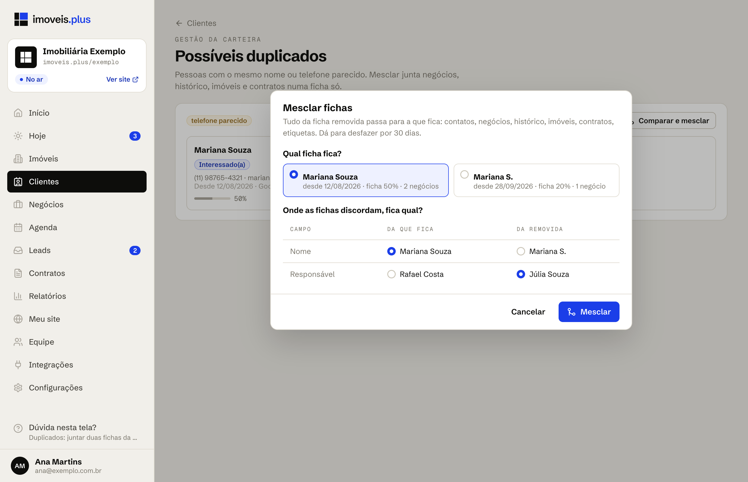 Tela Possíveis duplicados com um par de fichas e a janela Mesclar fichas aberta: qual ficha fica e, onde as duas discordam, qual dado fica