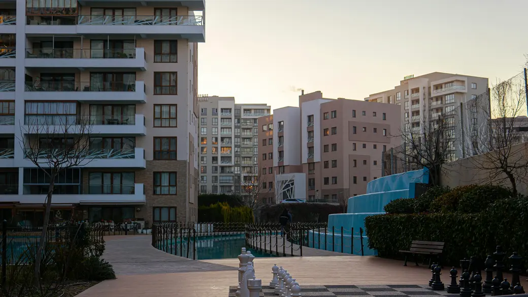 Área comum de condomínio com piscina
