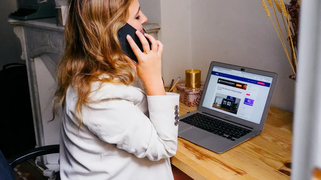Atendimento por telefone em escritório
