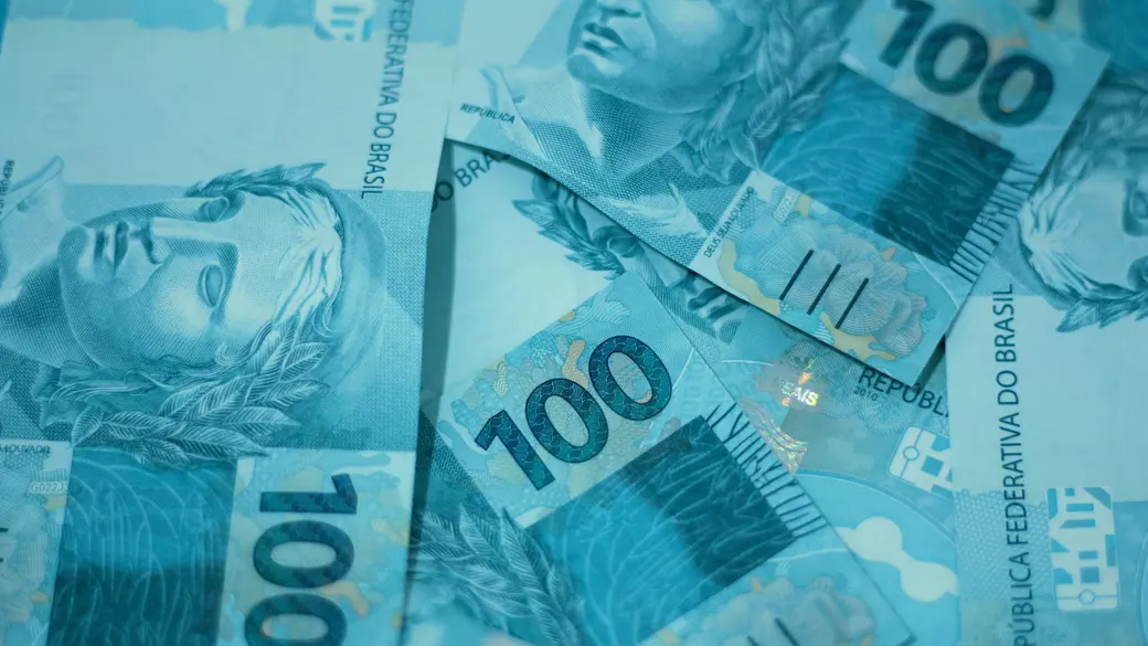 Notas de real sobre a mesa
